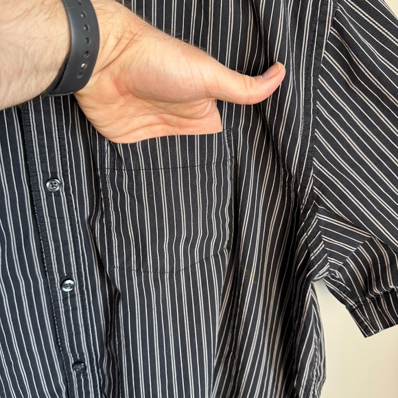 Old Navy Men's Striped Short Sleeve Casual Dress Shirt Black X-Large Preppy ON - Picture 4 of 13